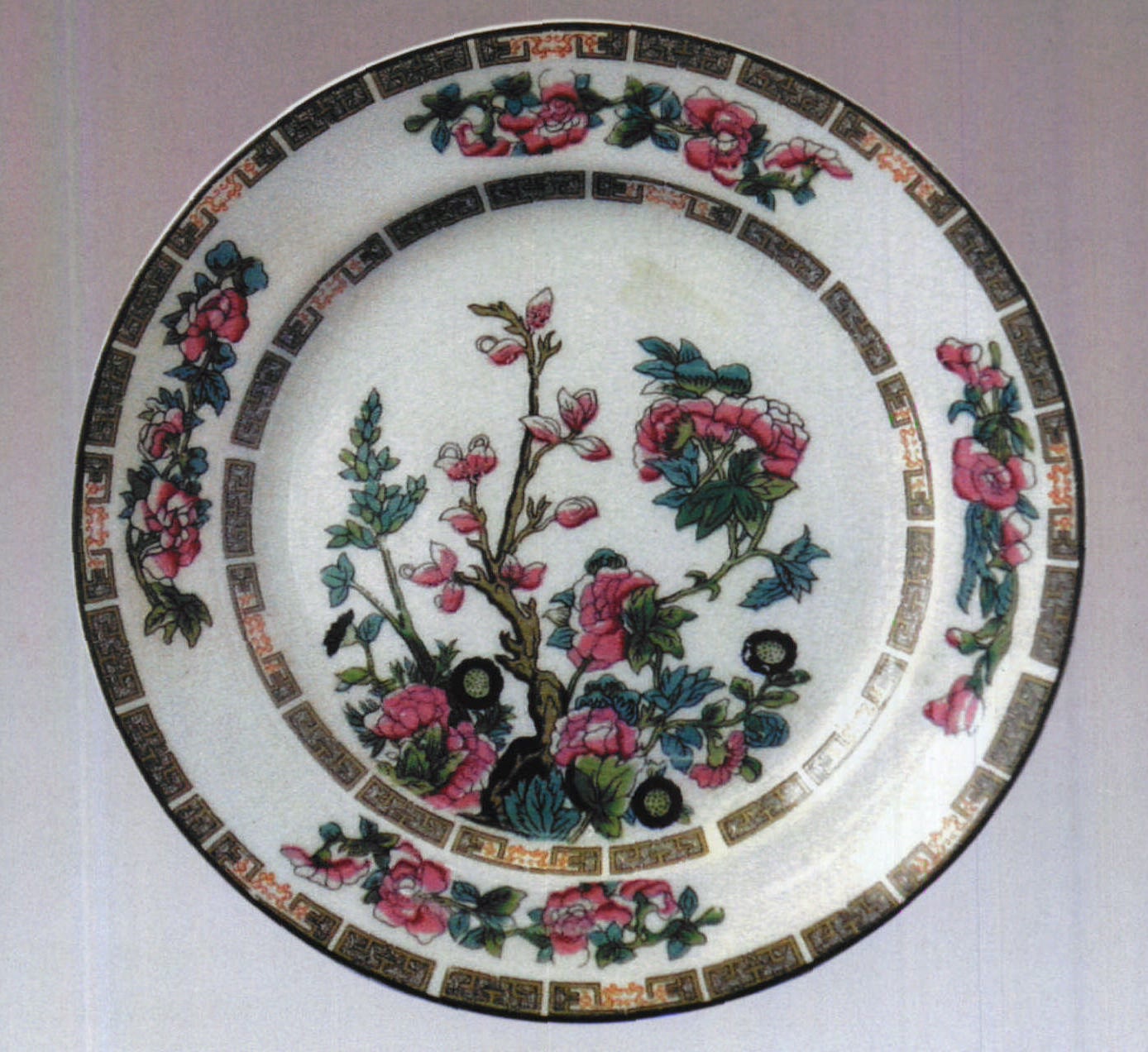 英国十九世纪末二十世纪初仿中国手绘线描填彩花卉纹瓷盘