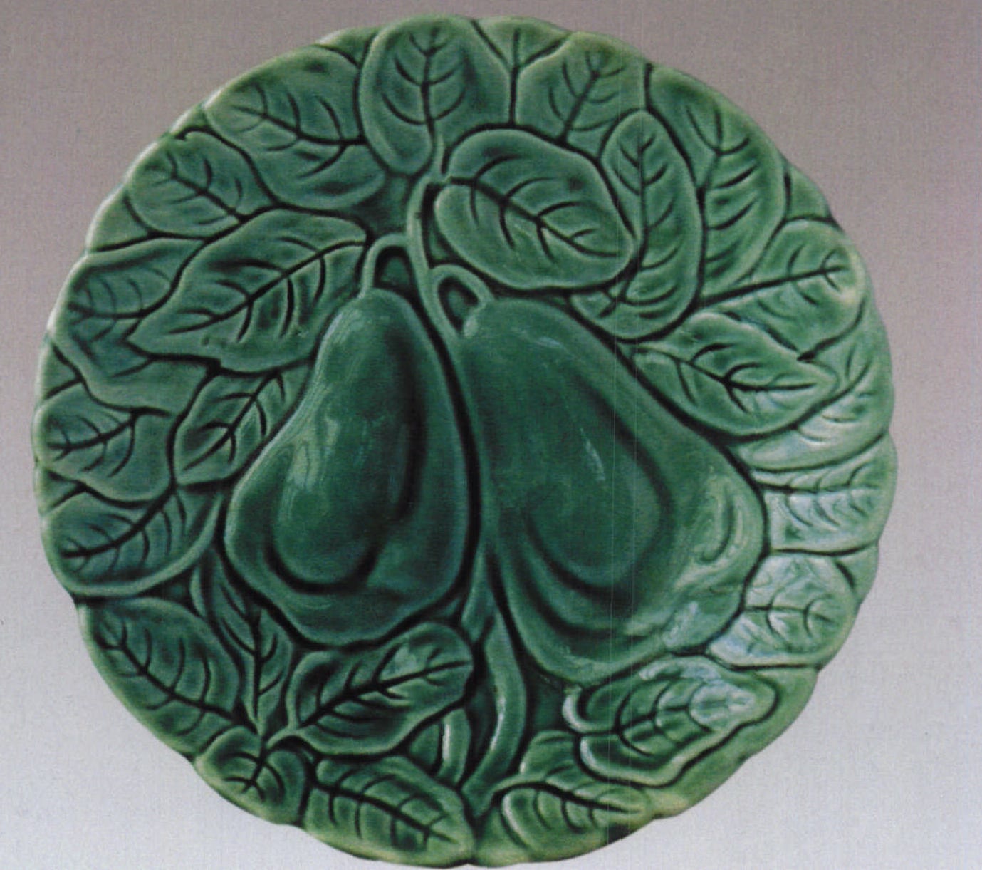 意大利十九世纪末绿釉浮雕花果纹瓷盘