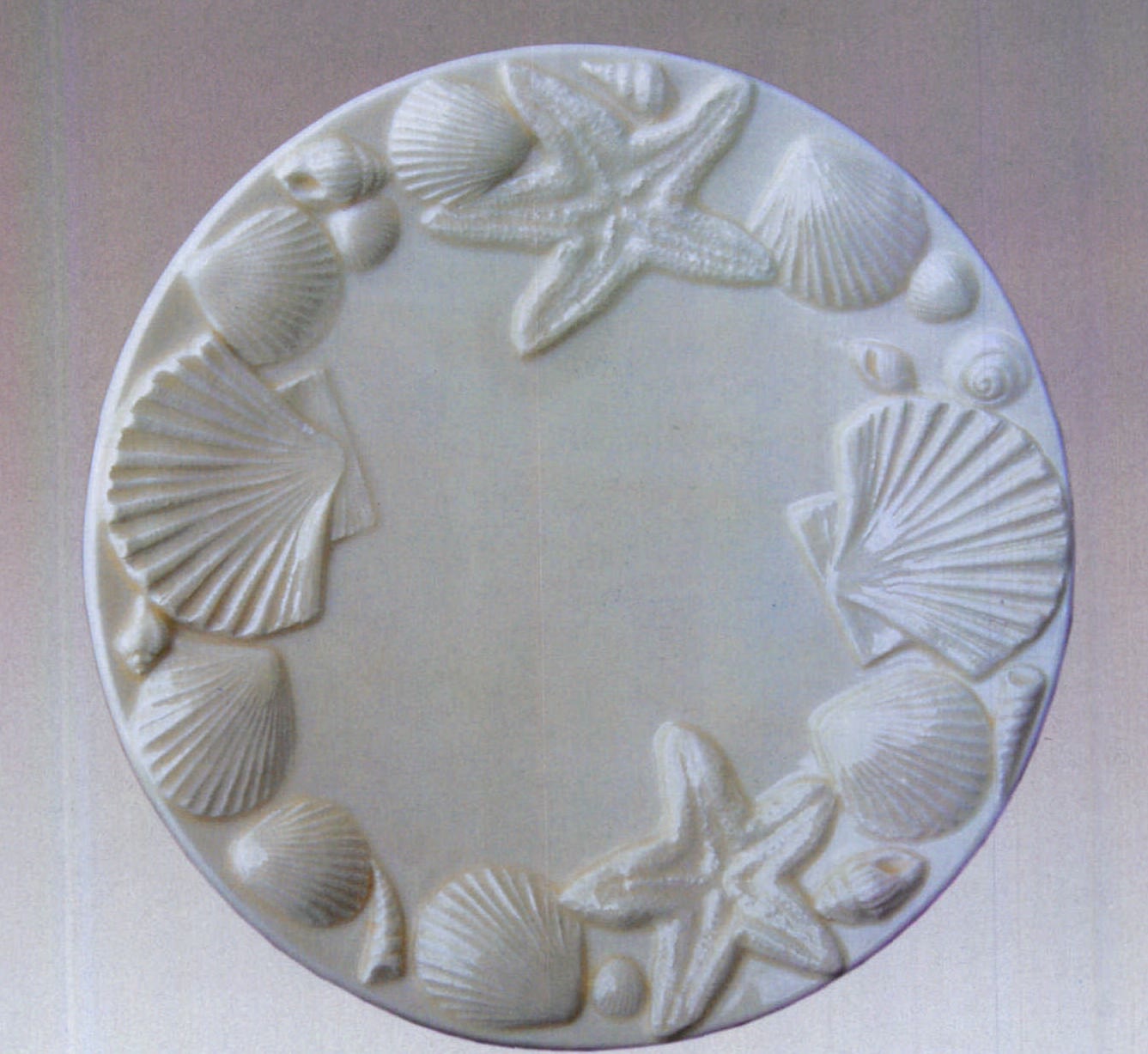 二十世纪早中期意大利白釉浮雕海星海贝纹瓷盘