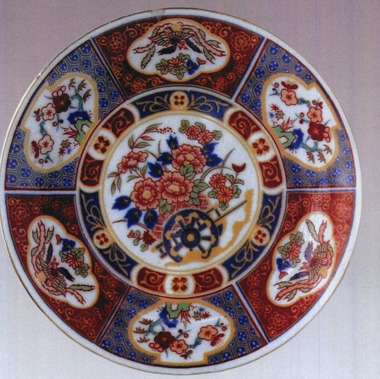 日本名窑“伊万里”款五彩花卉纹瓷盘