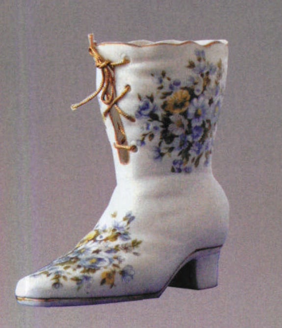 手绘花卉纹女靴形瓷摆件