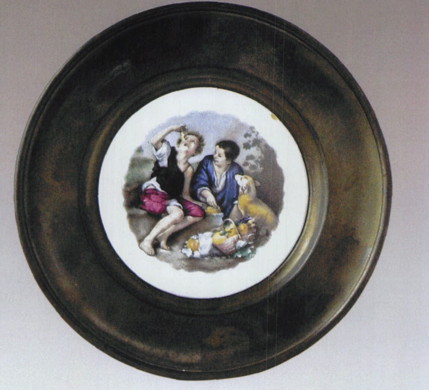二十世纪早期意大利金属边缘彩绘婴戏人物纹瓷盘