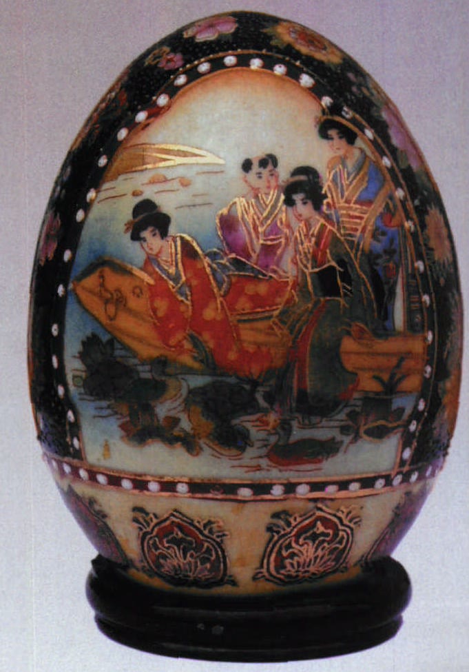 日本金饰彩绘开光人物纹卵形瓷摆件