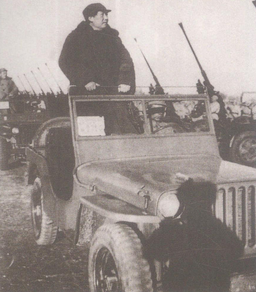1949年3月25日，毛泽东等中共中央领导人，在北平西苑机场检阅参加平津战役的人民解放军部队