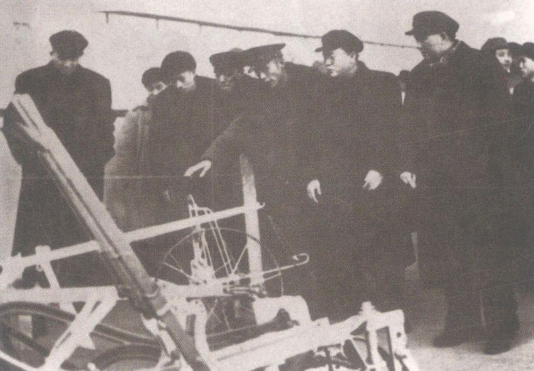 1951年10月5日，中共中央主席、国家主席毛泽东到天津参观华北区城乡物资交流展览会
