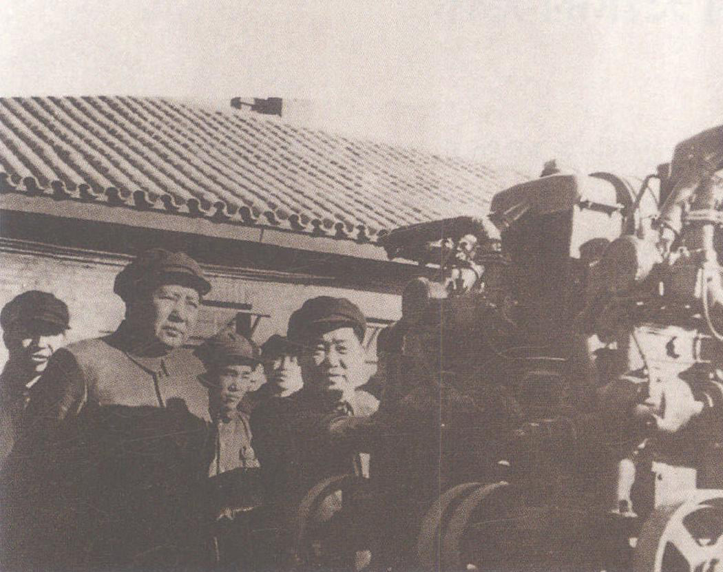 1953年2月26日，毛泽东视察天津汽车制配厂