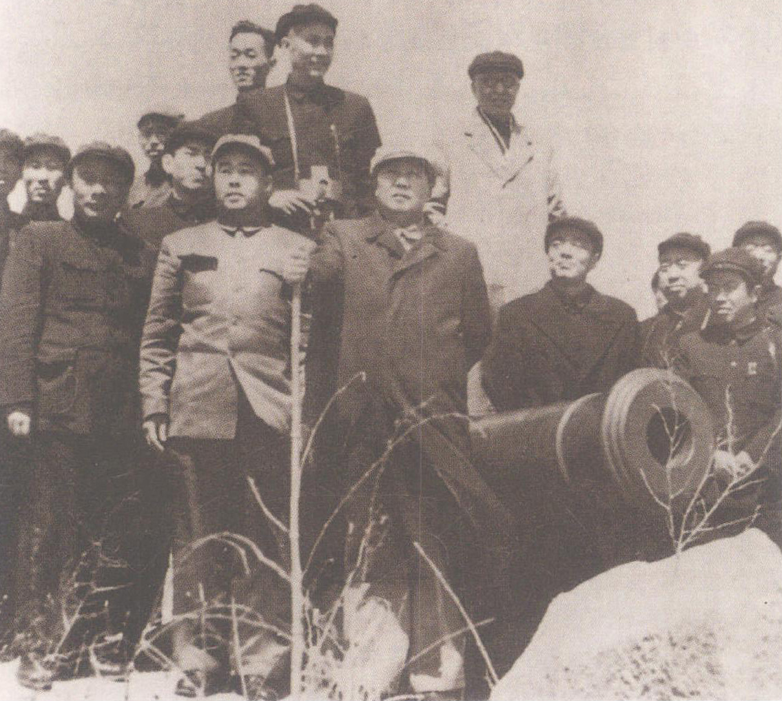1954年4月23日，毛泽东视察大沽炮台遗址