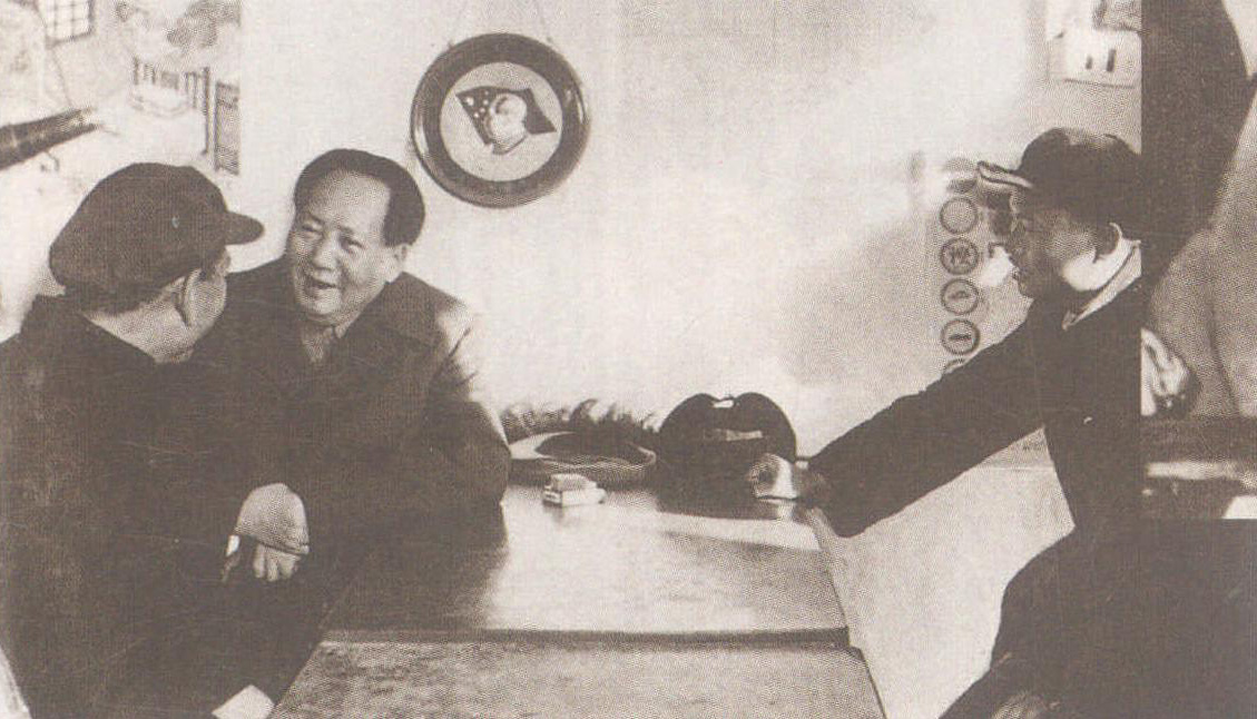 1956年1月12日，毛泽东视察天津仁立毛纺织厂精纺车间(上右)、天津公私合营示范机械厂(中右)和王顶堤村(下左)，观看工人操作并与群众亲切交谈