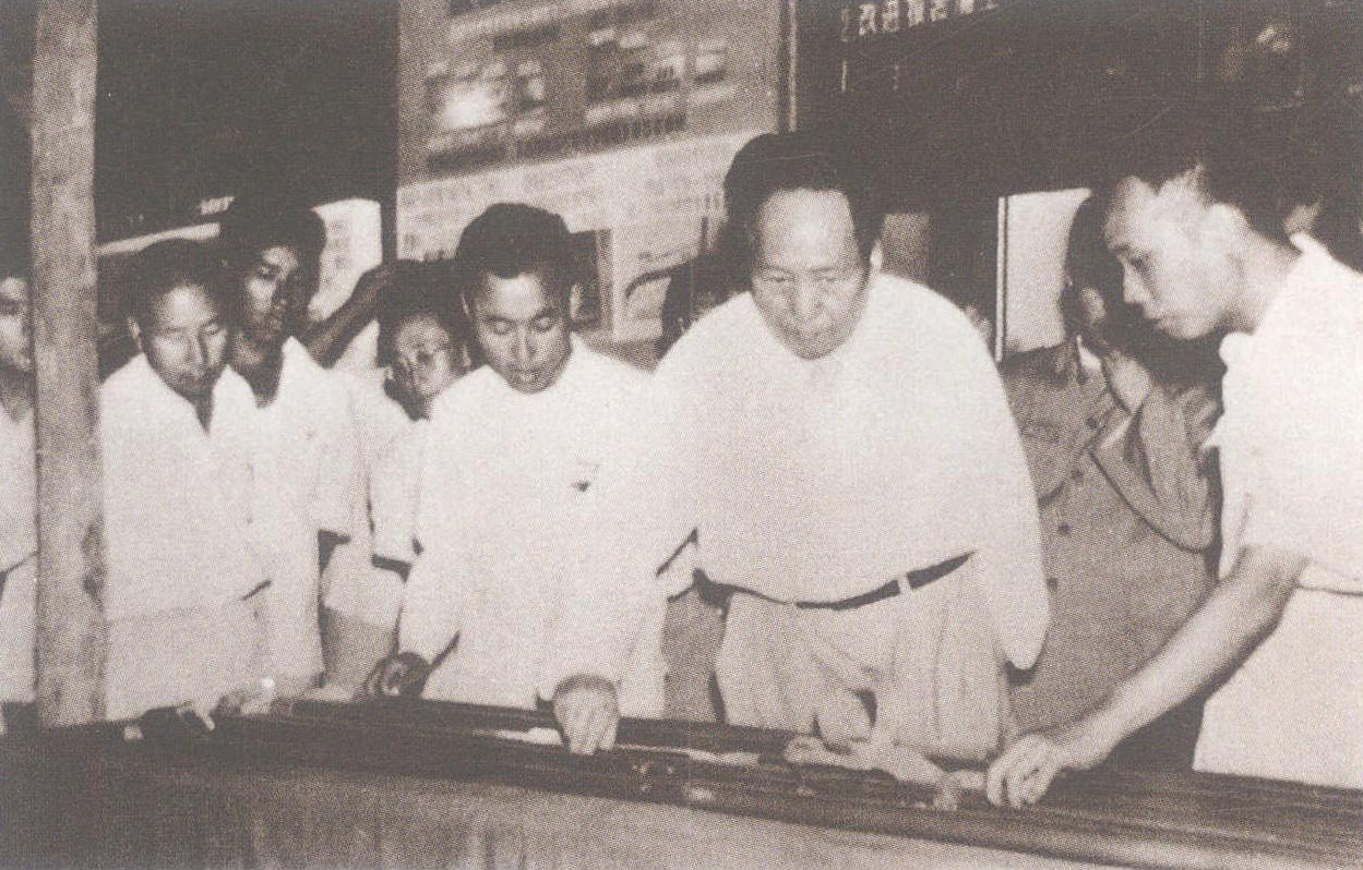 1958年8月12日，毛泽东在天津参观进出口商品陈列馆(上左、上右)和天津市技术革新展览会(下右，观看矿石，下左，观看电力馆的带电作业工具)