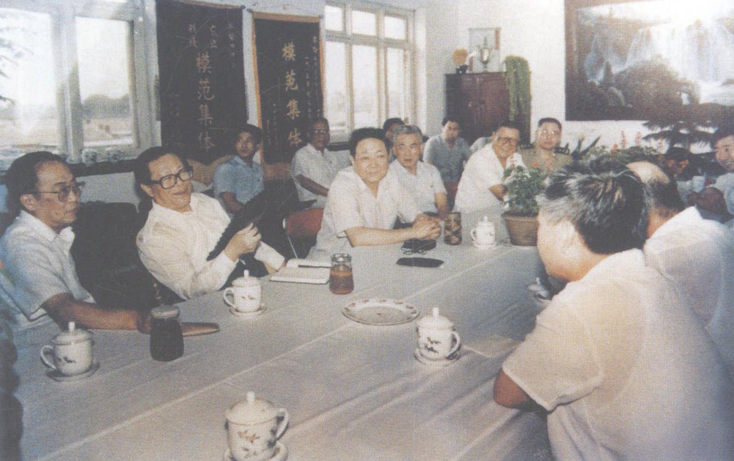 1991年7月28日，江泽民在津听取市领导的工作汇报(上)，并视察了小南河村(中)和小孙庄村(下)