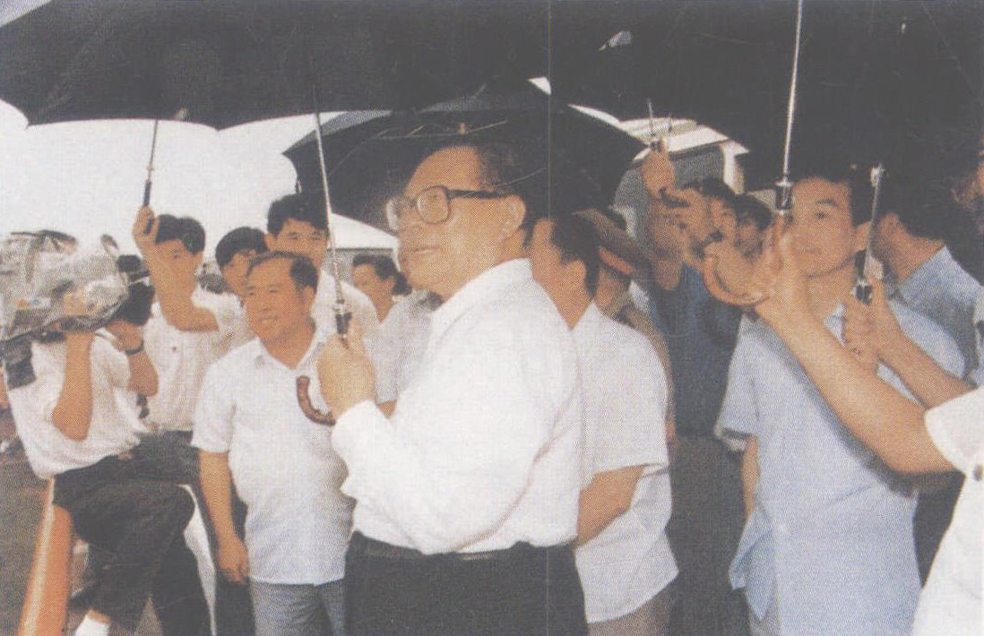 1991年7月，江泽民视察蝶式立交桥(上左)和天津印铁制罐公司(上右)