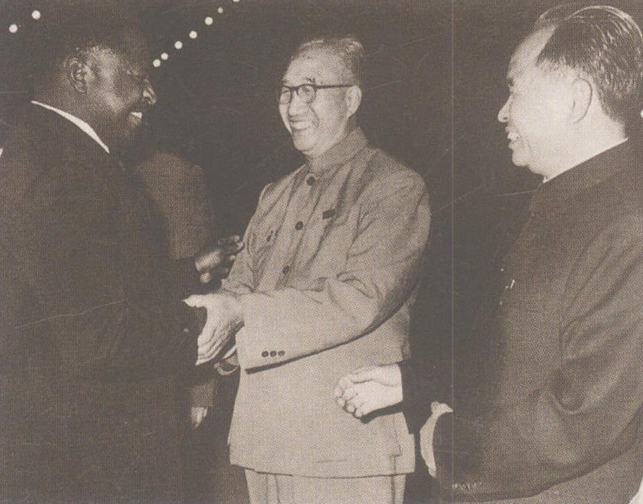 1972年9月22日，全国人大常委会副委员长徐向前元帅陪同赞比亚共和国副总理迈因扎·乔纳访问天津