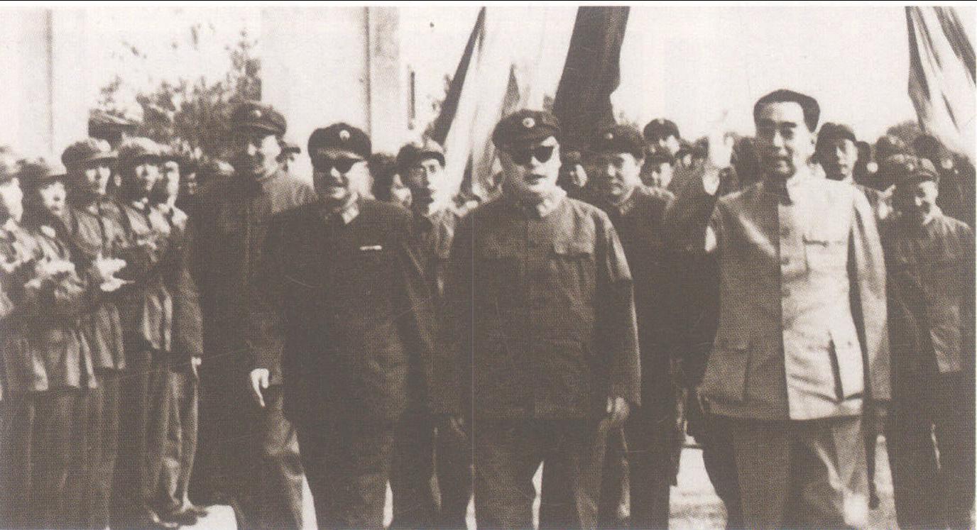 1964年，国务院总理周恩来，副总理陈毅、贺龙视察天津时，受到驻津官兵的热烈欢迎