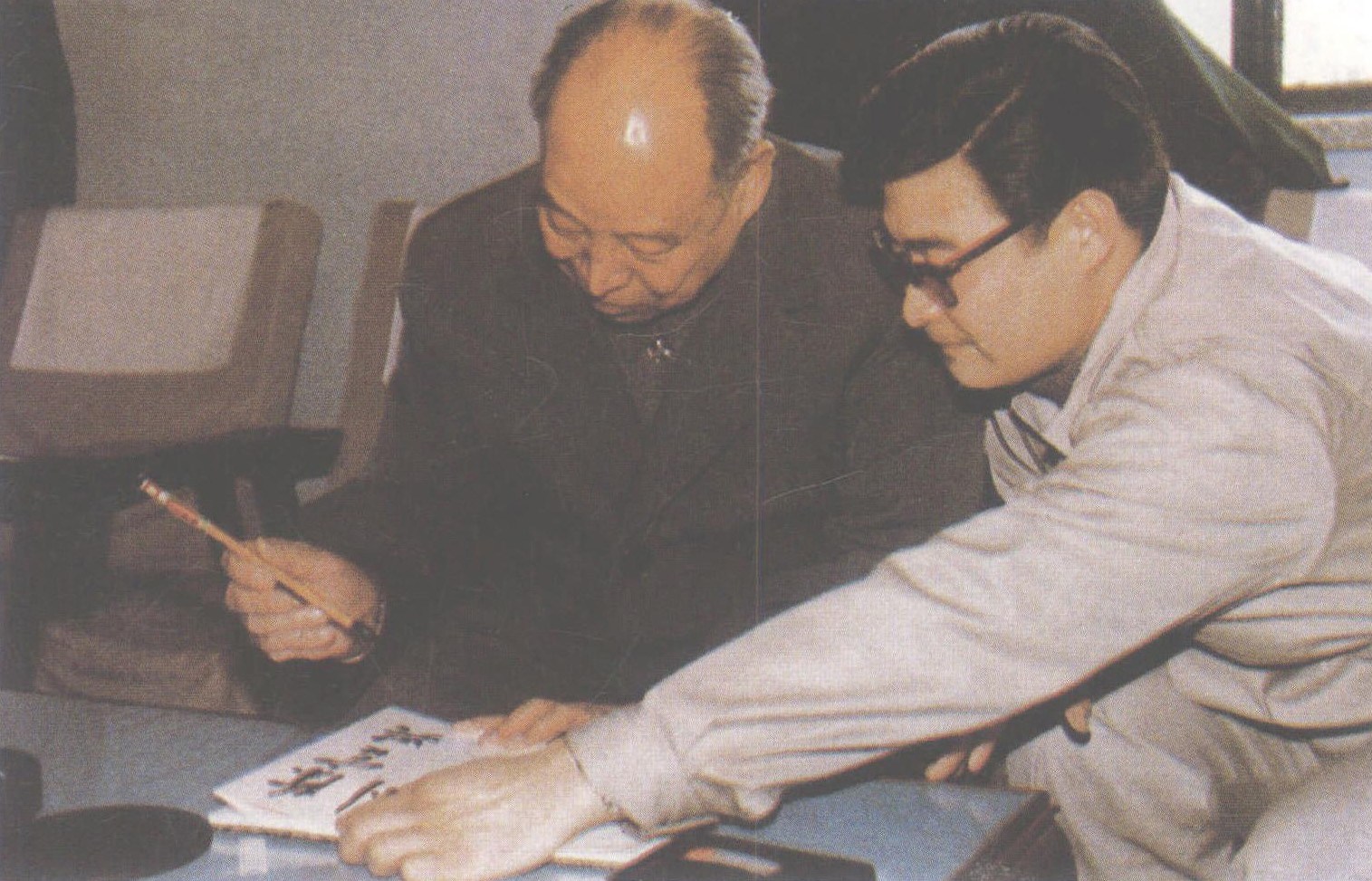 1986年2月，彭真视察南市食品街(上图)和纪庄子污水处理厂(右图)