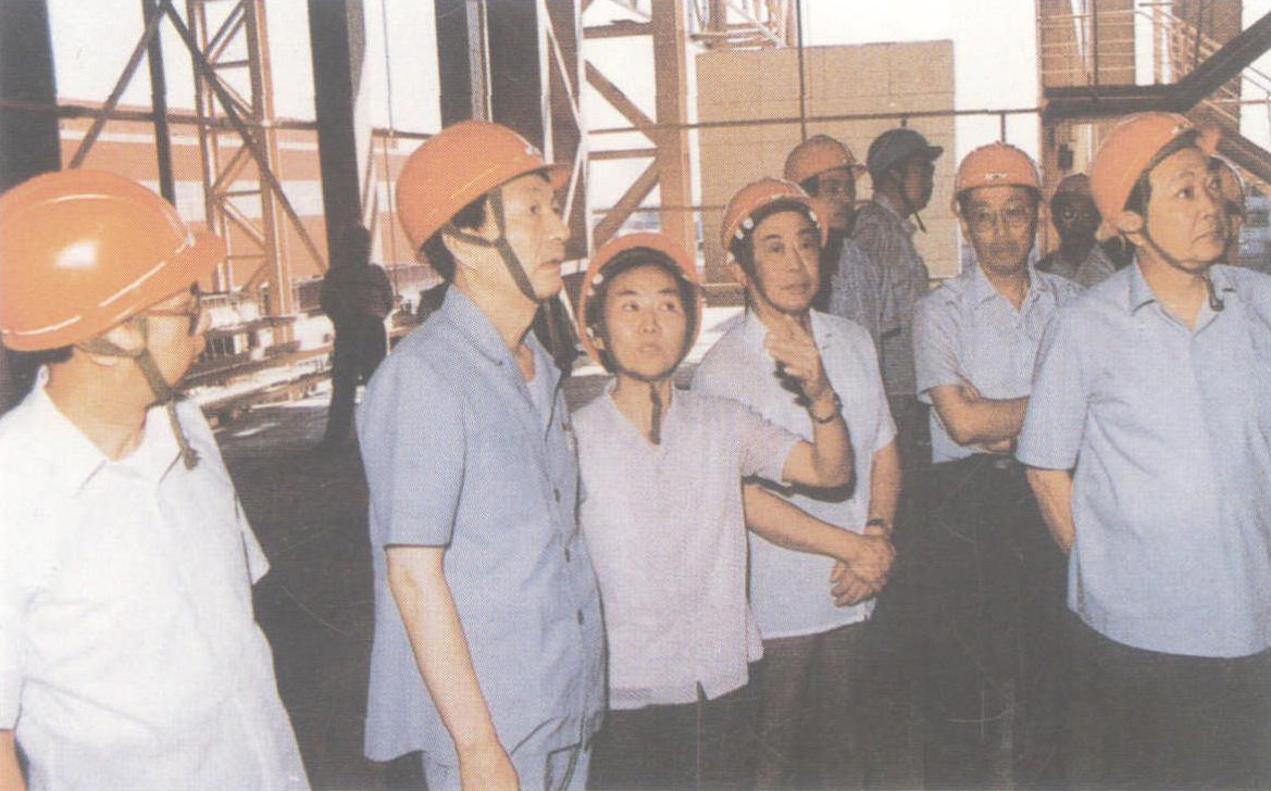 1991年8月，国务院副总理朱镕基到天津钢管公司考察