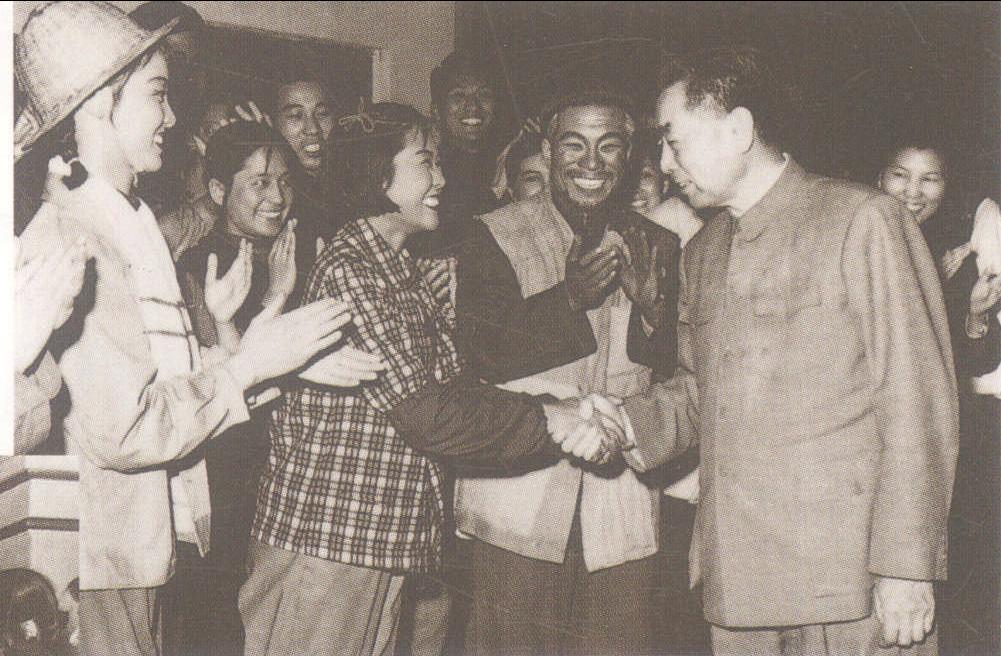 1965年，周恩来在观看了天津歌舞团演出的《煤店新工人》后，上台与演员们亲切握手