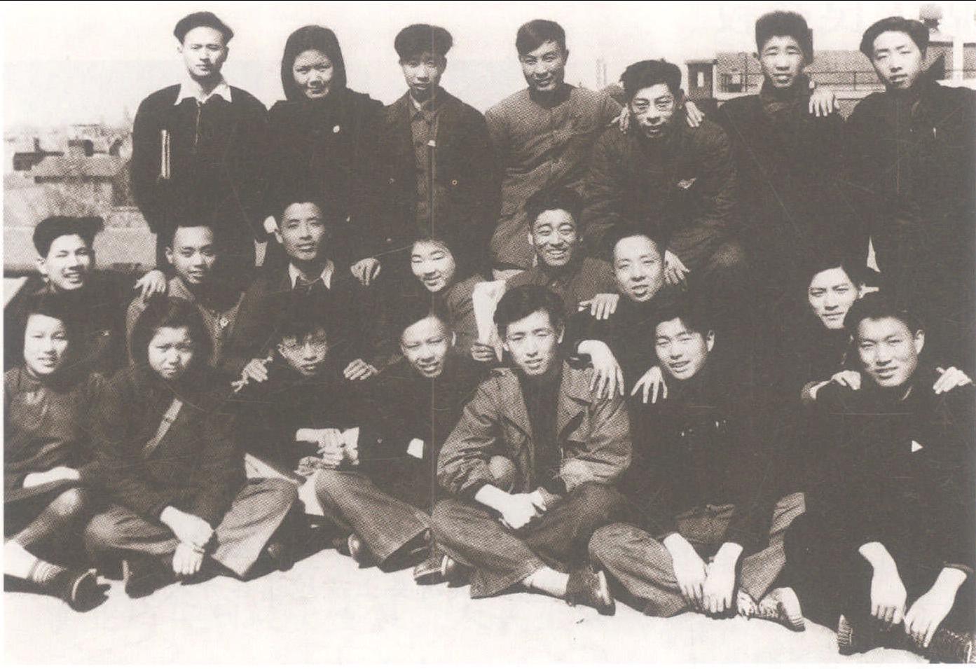 1950年3月26日，天津市郊区土改工作团第三工作组的人员在宜兴埠进行土改时合影