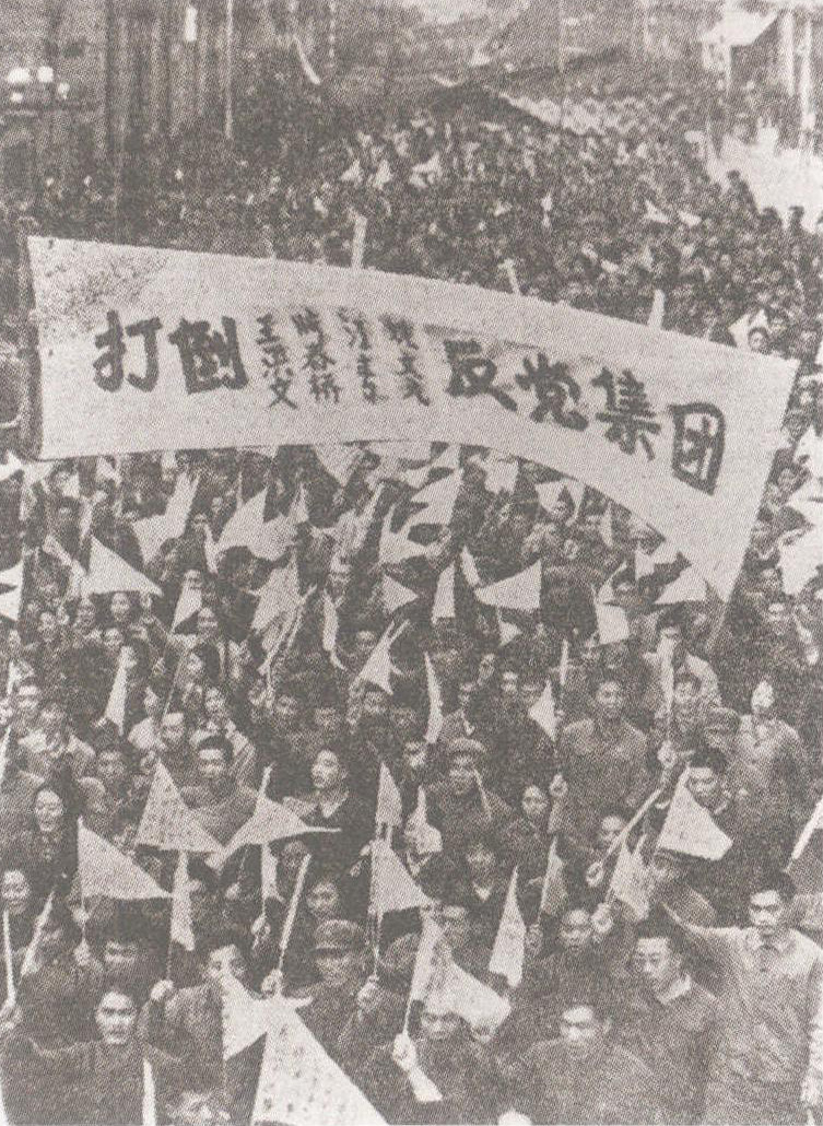 1976年10月22日，天津市广大军民举行声势浩大的游行，庆祝粉碎“四人帮”