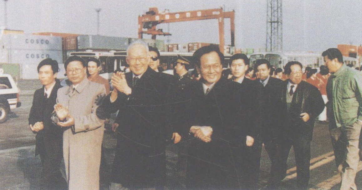 1994年2月24日，新加坡内阁资政李光耀访问天津，市长张立昌陪同参观天津港