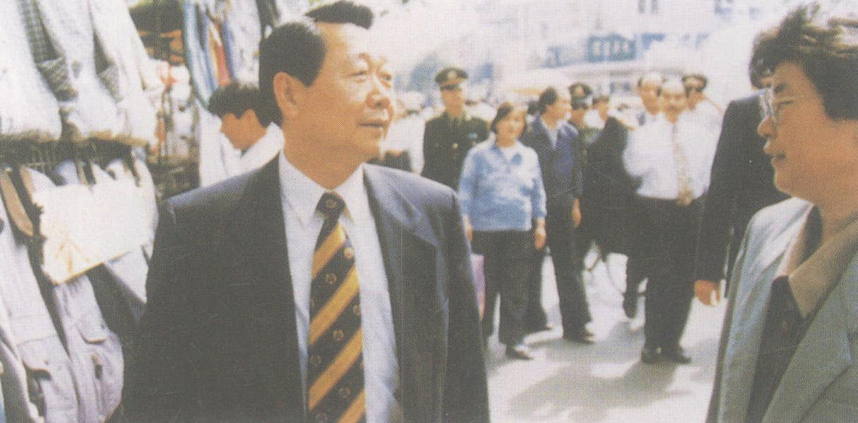 1994年5月9日，泰国正大集团董事长谢国民在天津滨江道服装市场参观考察