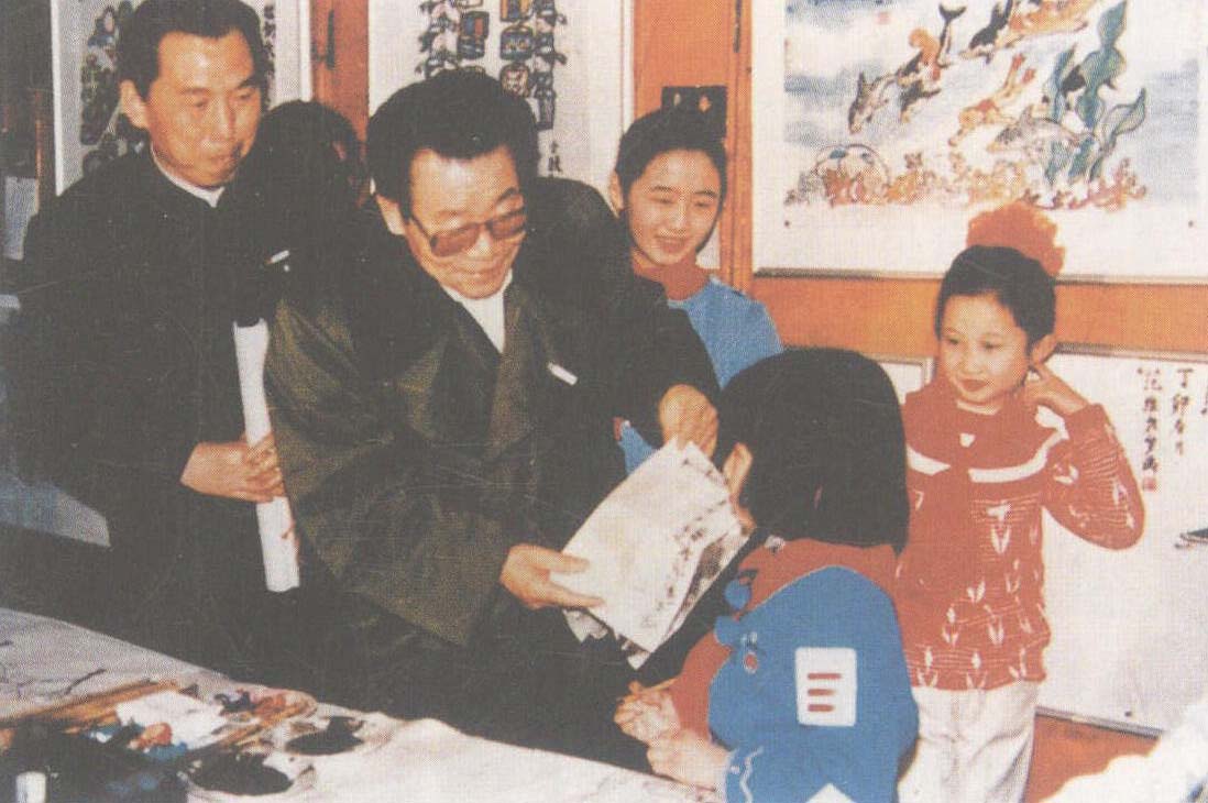 1989年2月4日，天津市委书记、市长李瑞环视察河西区少年宫绘画组