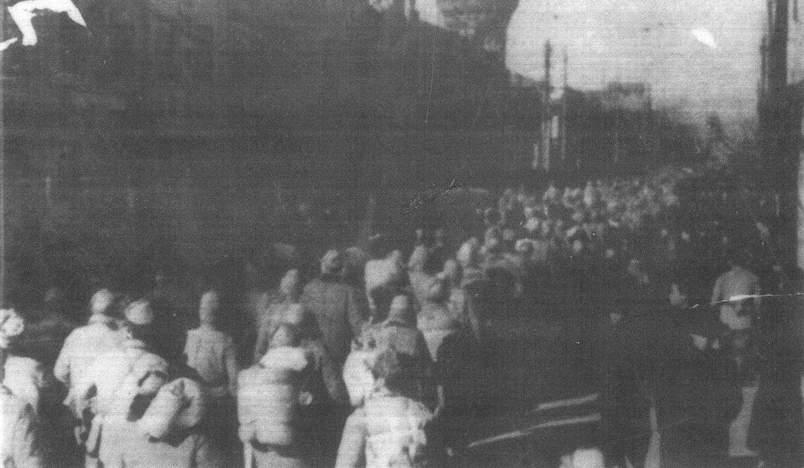 7.人民解放军押送俘虏通过东马路。