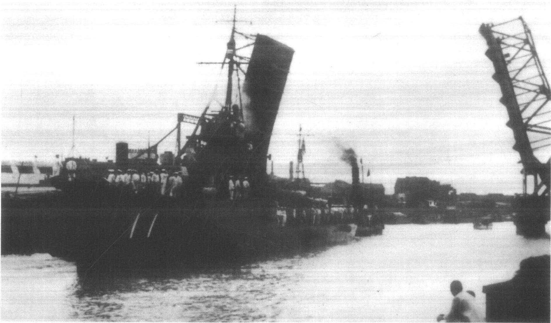 游弋在海河中的日本军舰