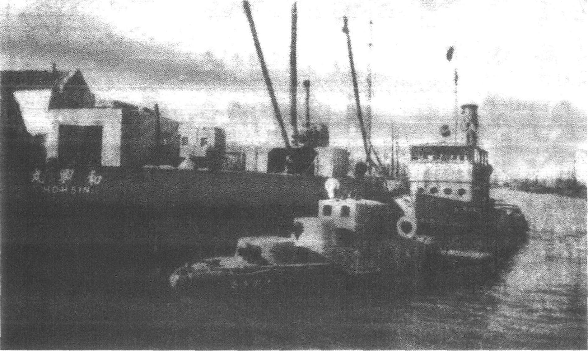 停泊在塘沽的日本军火运输船