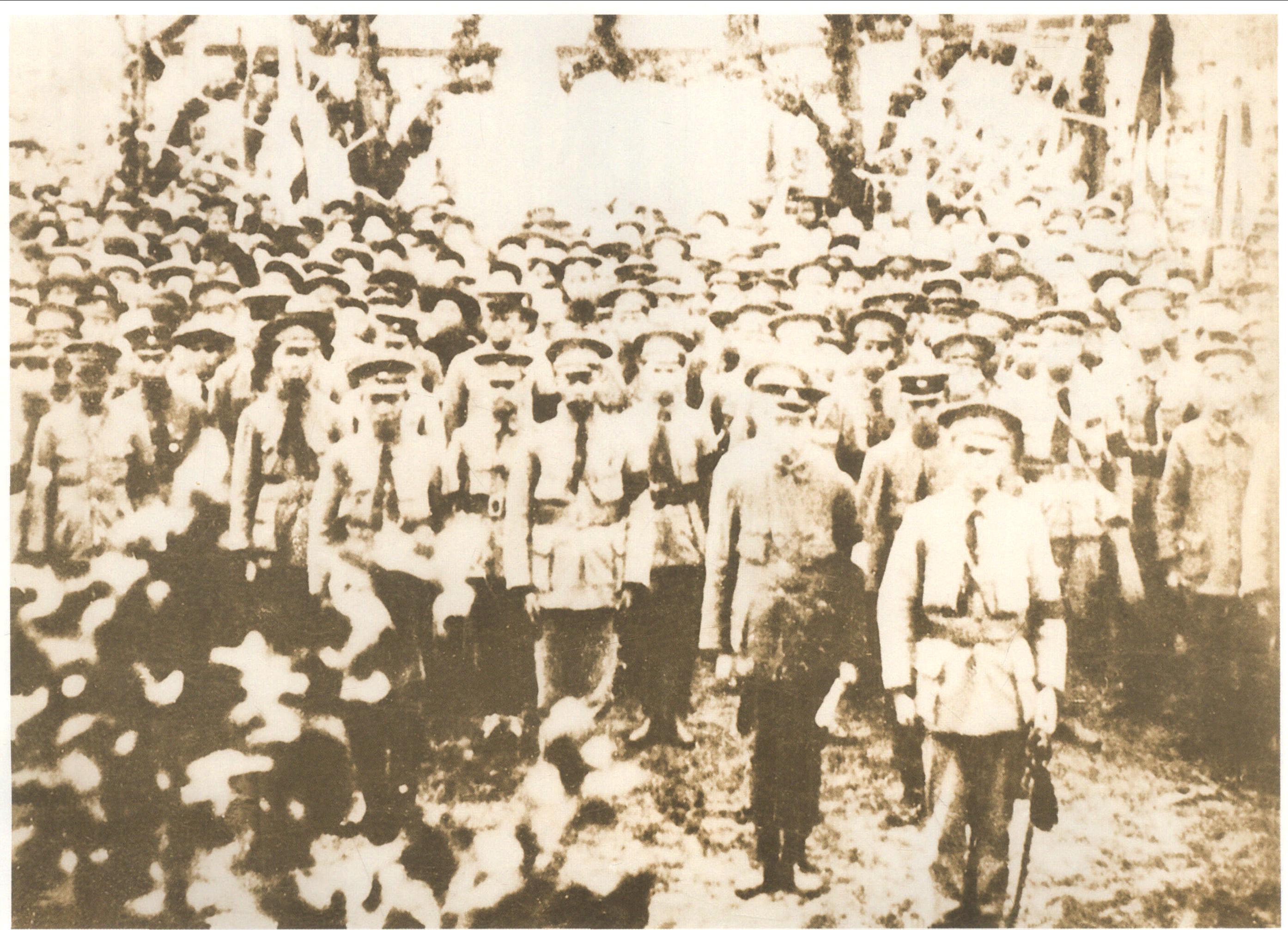 1925年3月， 孙中山病逝。 东征军在广东兴宁哀悼孙中山， 前立者为蒋介石， 手持悼词者为周恩来。