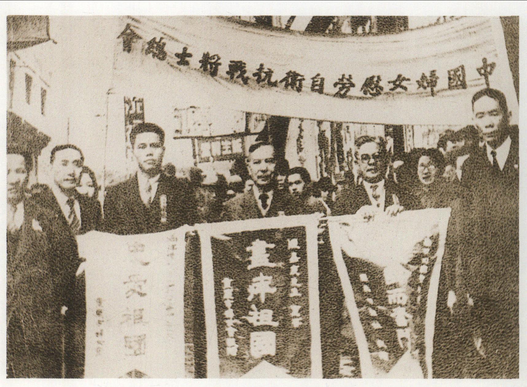 南洋华侨陈嘉庚于1938年组织南洋华侨筹赈祖国难民总会， 每月捐款数百万， 支援祖国抗战。 图为1940年7月陈嘉庚(左4)率南洋华侨回国慰劳团到达重庆， 受到各界的欢迎。