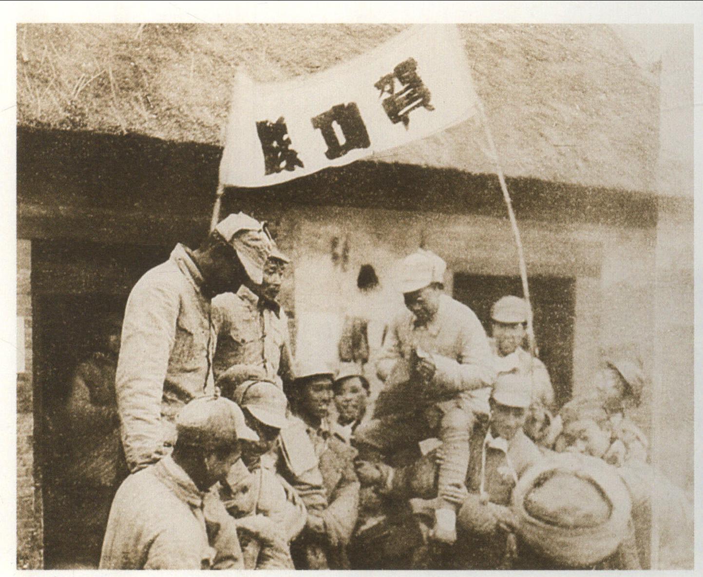 1947年4月， 华东野战军攻克泰安。 图为解放军某部流动庆功队为功臣庆功。