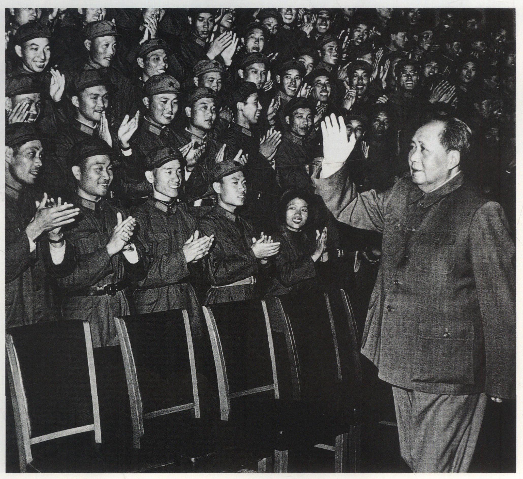 1964年，毛泽东接见空军学习毛著积极分子、 “四好连队”、 “五好战士”代表大会代表。