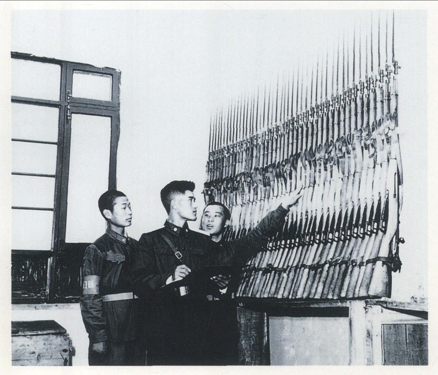 1960年， 中央军委决定建立战备值班部队和战备制度。 图为战备值班员在检查武器装备。