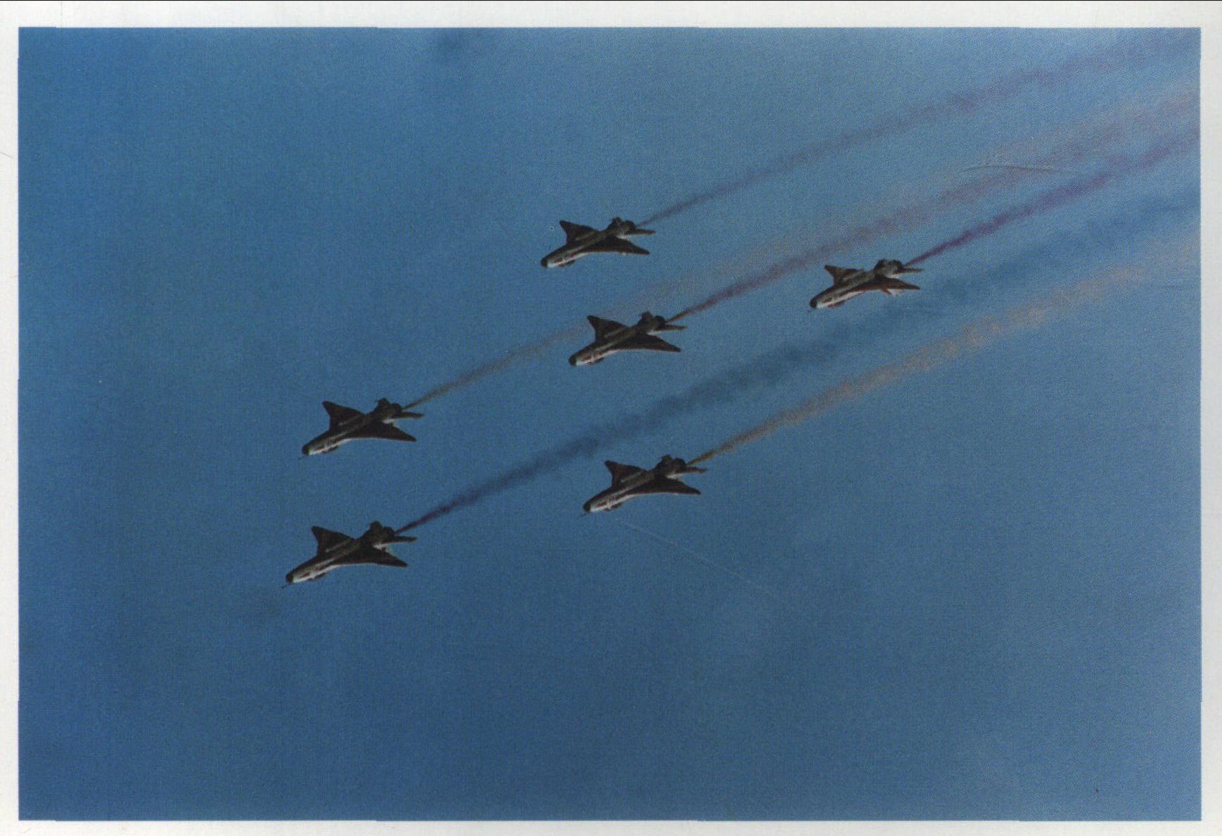 1998年11月，“八一”特技飞行表演队使用国产新型战斗机F-7E进行精彩的飞行表演。