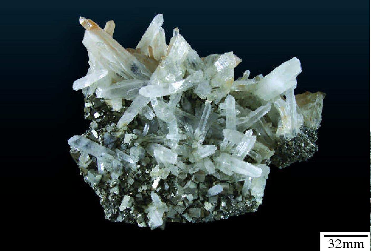 水晶与黄铁矿共生晶簇