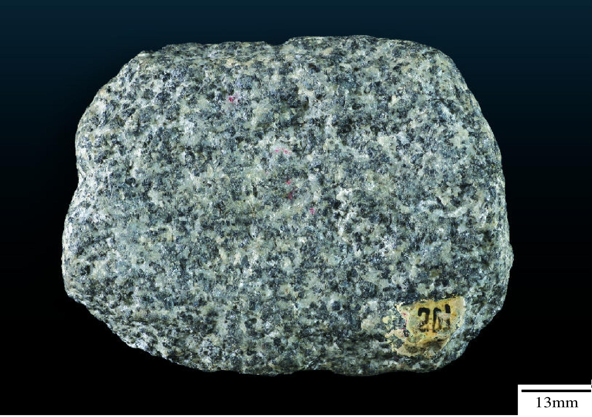 主要矿物成分是斜长石和辉石,次要矿物有角闪石,橄榄石等,暗色矿物与