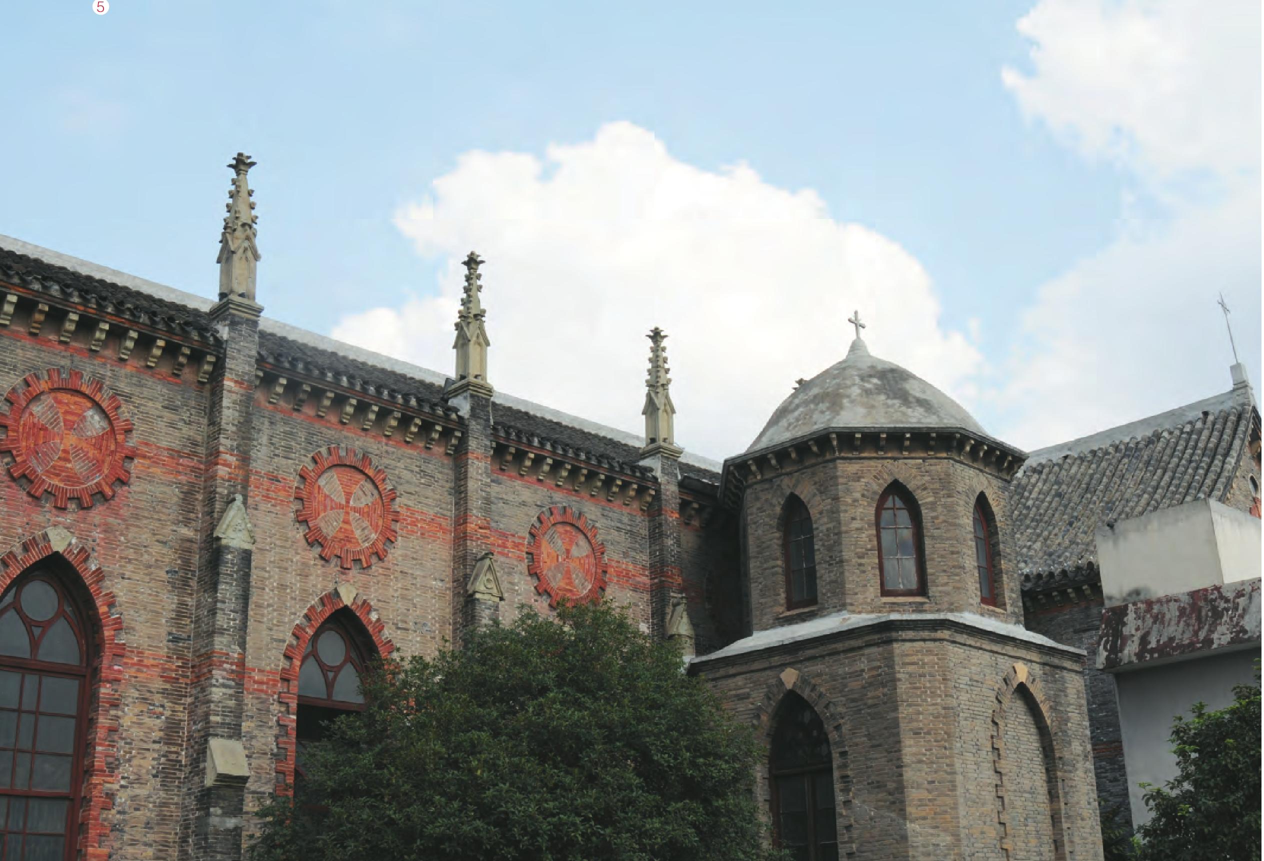 江北天主教堂——采用中式攒尖顶和筒瓦的哥特式教堂