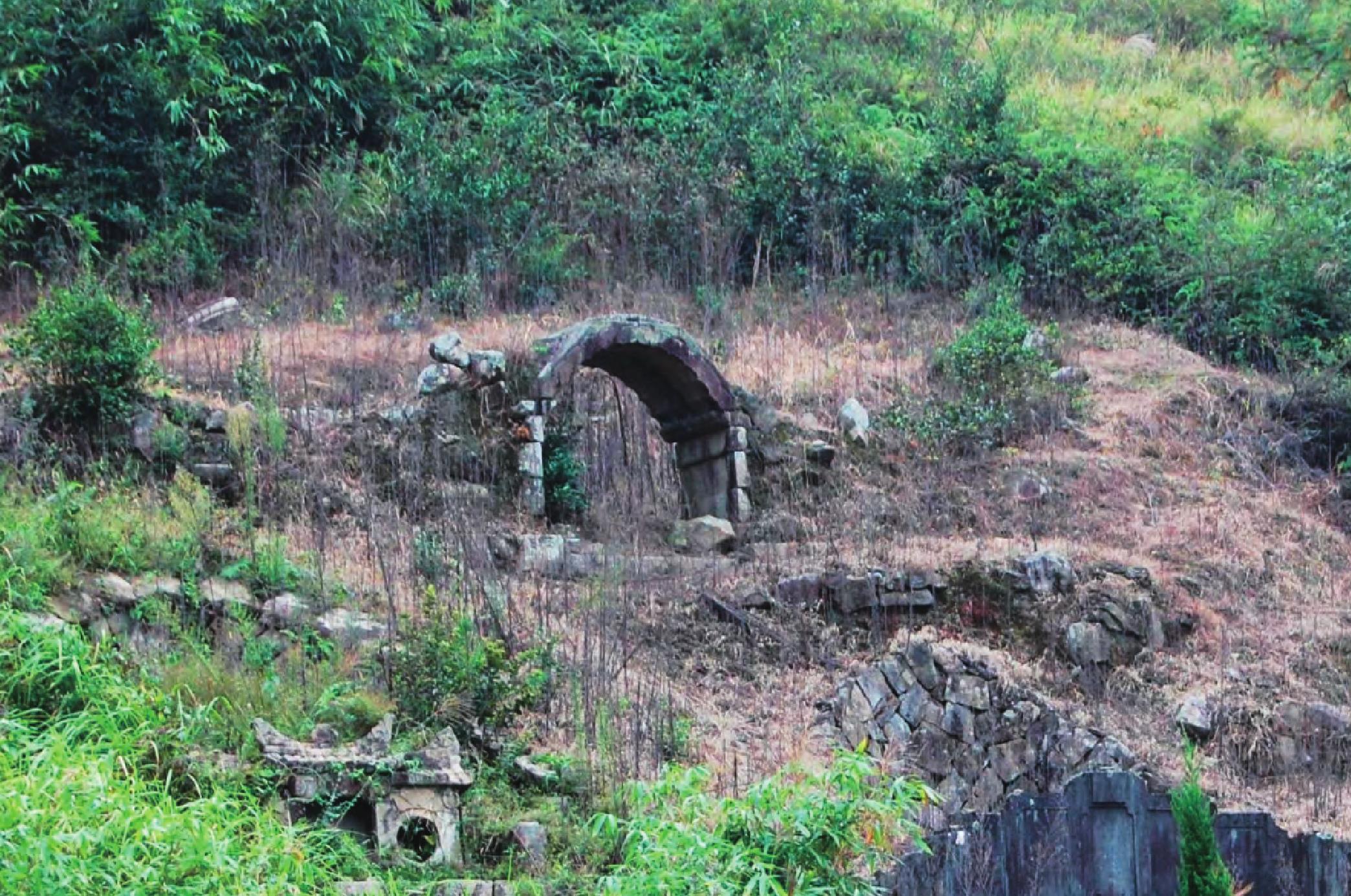 位于泰顺县泗溪镇东山,坐东朝西,占地面积约100平方米,由墓室和拜坛