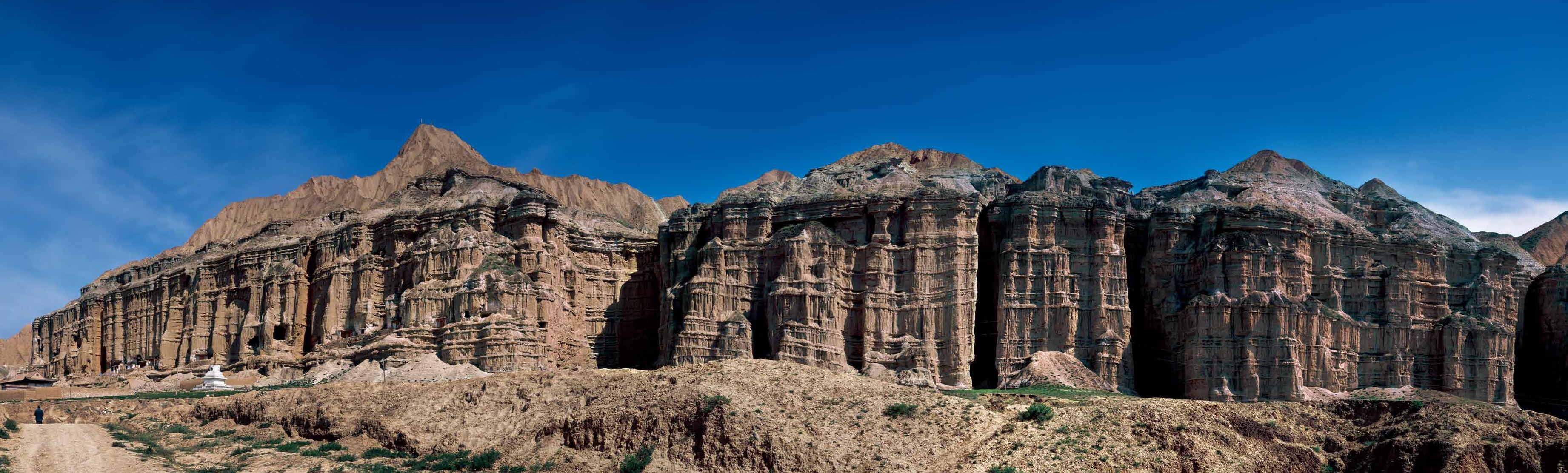 青海省黃南州尖扎縣城有一片陡直的“金剛崖”，山崖由第三紀岩系組成，長約800米，寧瑪派的智合寺坐落其上。