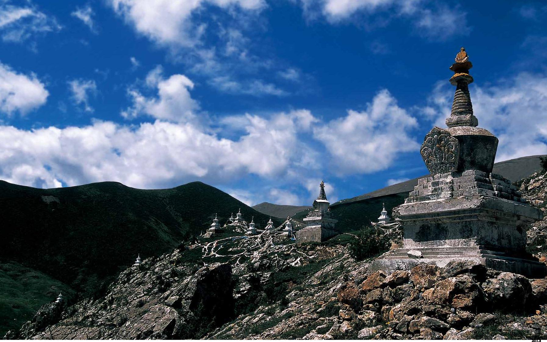 囊謙縣位於青海省最南端，與西藏昌都地區(qū)接壤，境內(nèi)山峰林立，佛緣深厚，圖爲(wèi)該地新建佛塔。