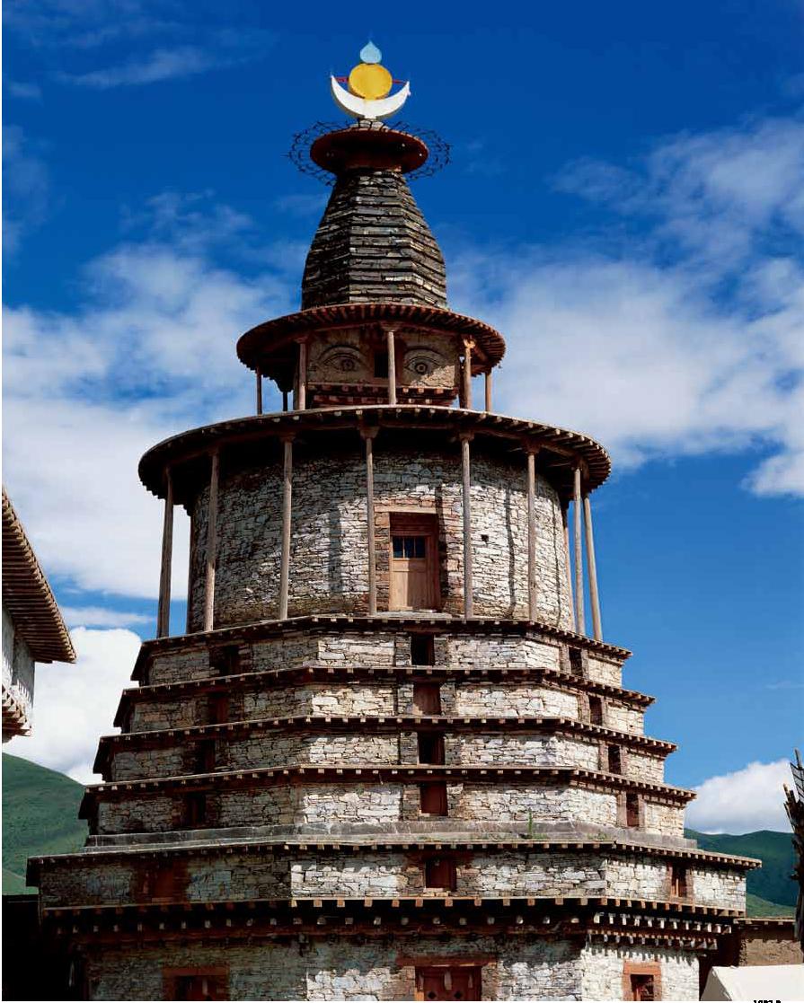 塔身如人形的息靜塔，位於青海省班瑪縣。