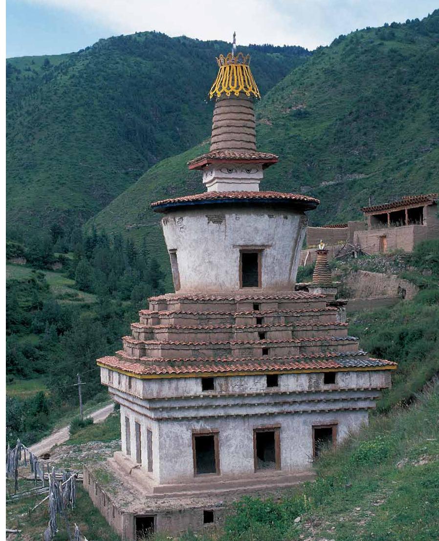 佛塔作爲寺院的微型化象徵，與高原上的山水融爲一體。