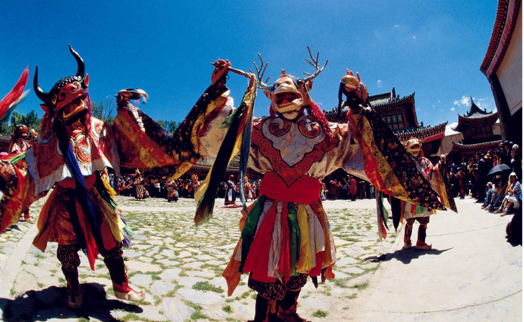 塔爾寺九間殿前的大院，爲本寺固定的跳神院。