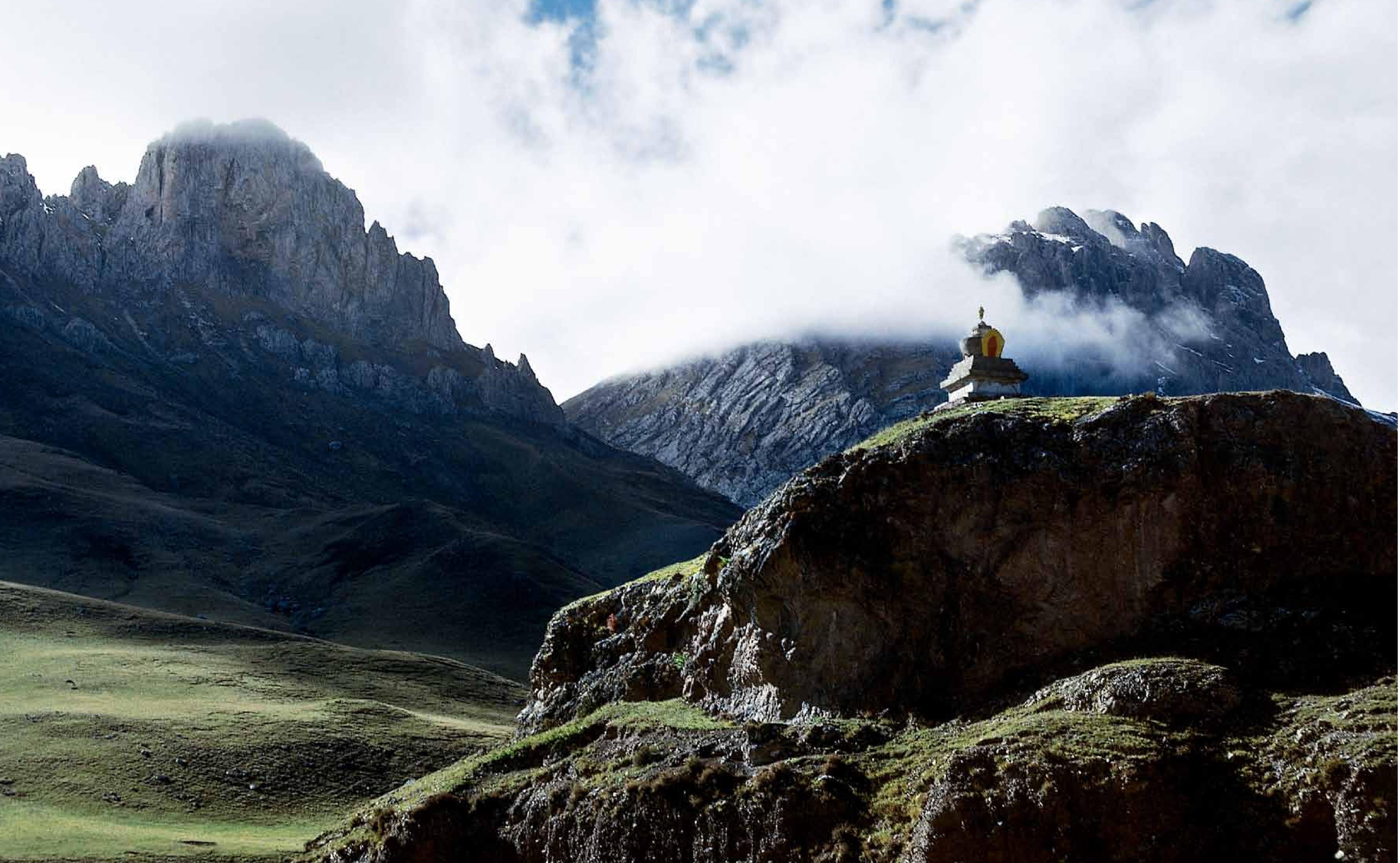 在青海省玉樹藏族自治州，人們篤信神靈，他們相信照片中天然隆的石頭是“天生塔”，并虔誠地在上面又修建了佛塔。
