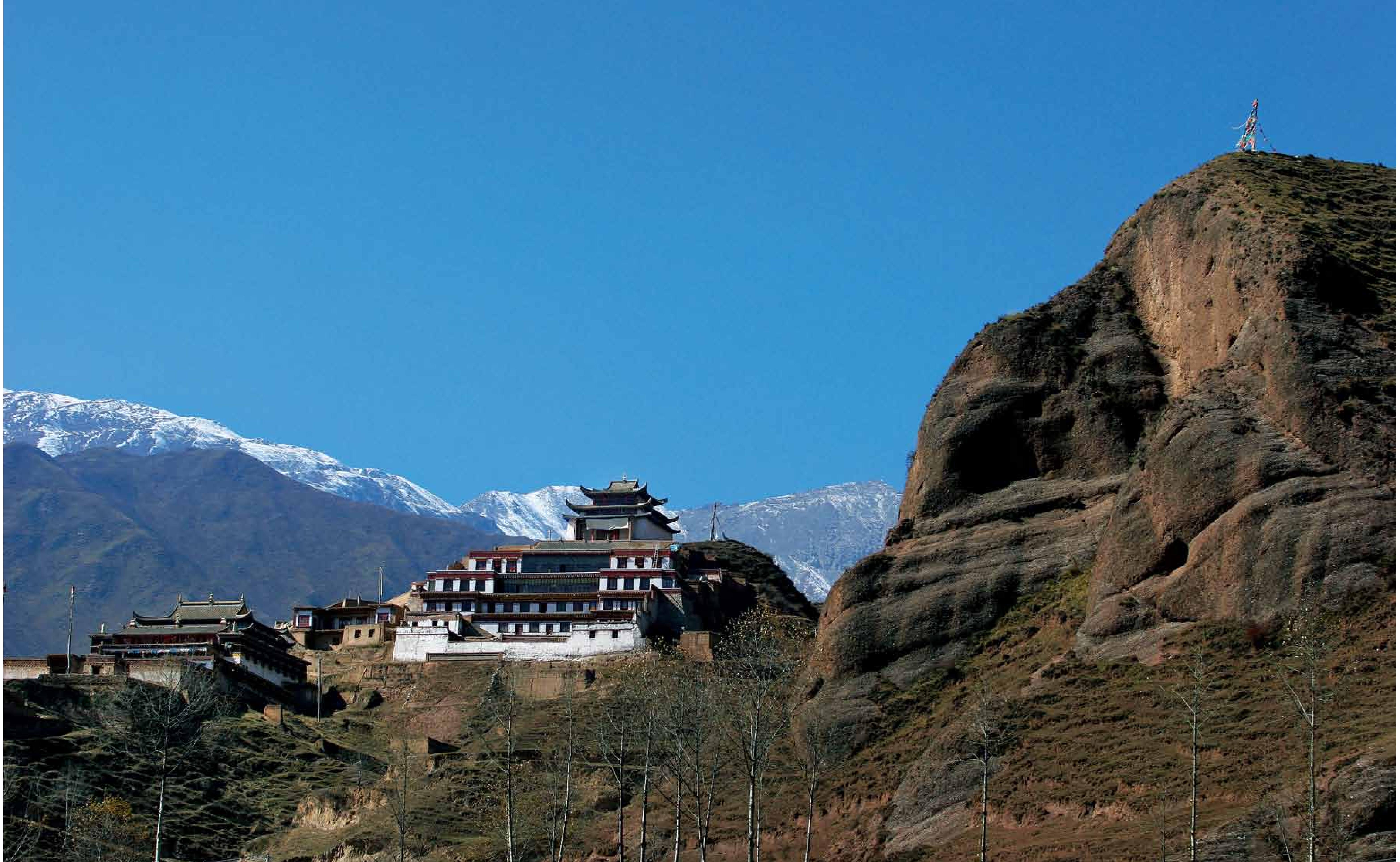 旺加寺俗稱“小布達拉宮”，藏語稱“曼熱雪珠敏林”，意爲“曼熱的講修成熟解脫洲”。