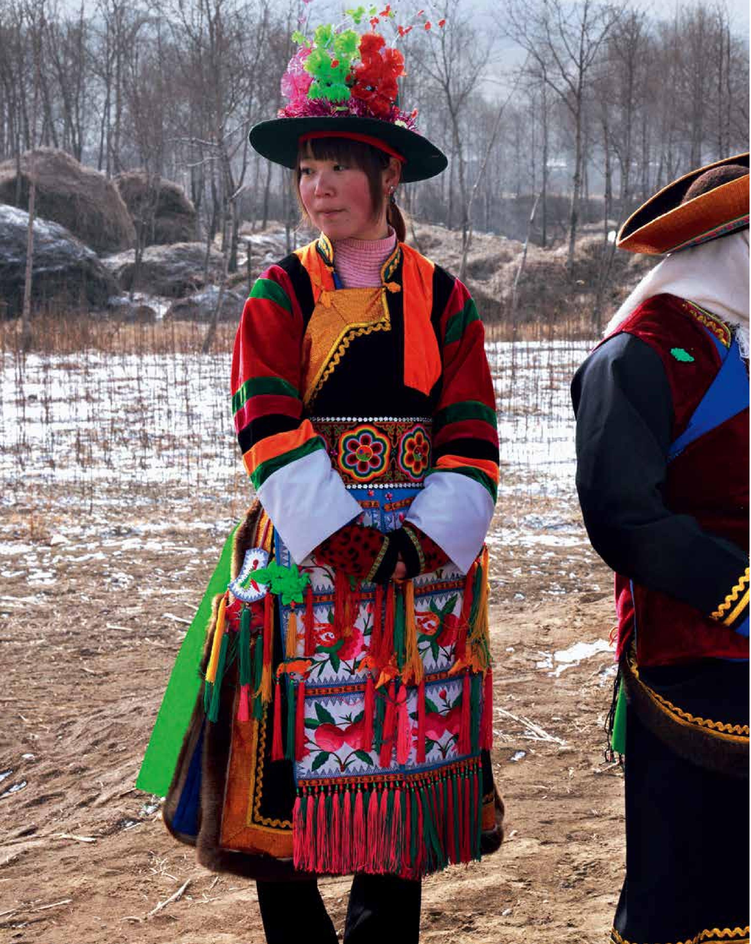 “七彩衣衫”即花袖衫，土族語稱作“秀蘇”，是土族婦女的傳統服飾，歷史悠久。